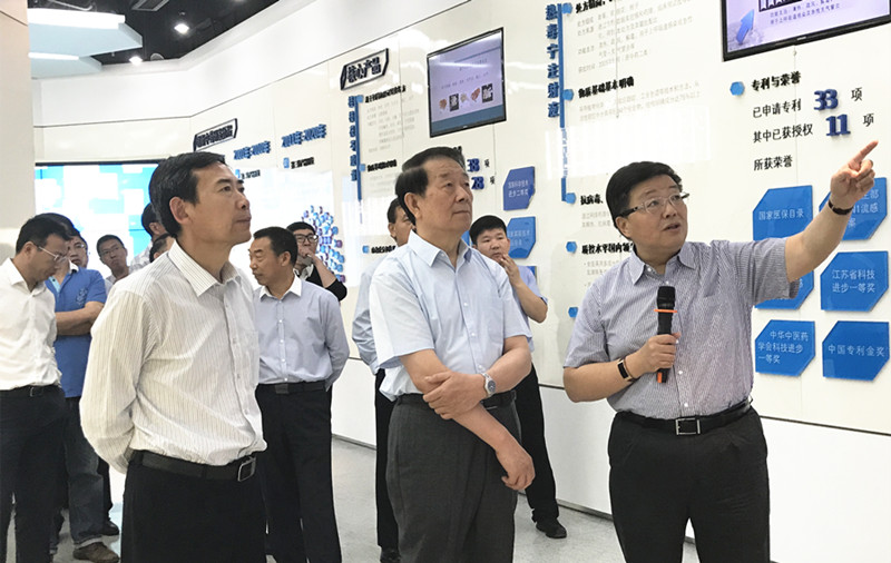 江苏发展大会连云港籍嘉宾莅临pa视讯药业参观考察